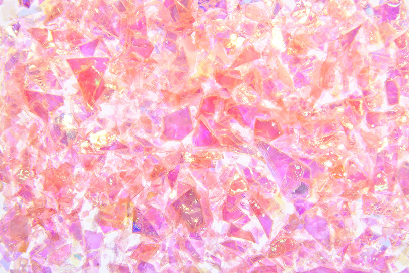 花ビラのようなピンクの破片の写真画像