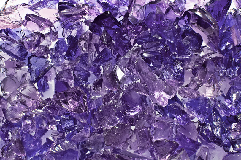 アメジストのような紫色のキラキラの写真画像