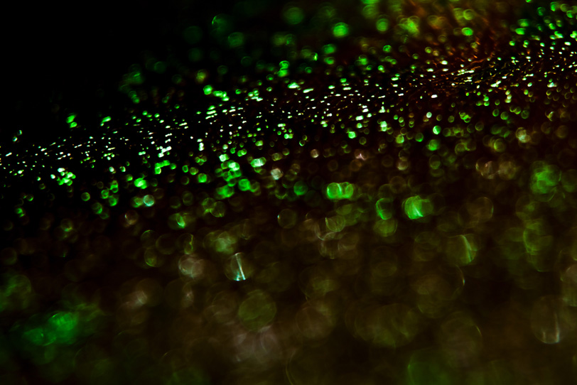 黒い背景に光る緑のキラキラ の画像 写真素材を無料ダウンロード 1 背景フリー素材 Beiz Images