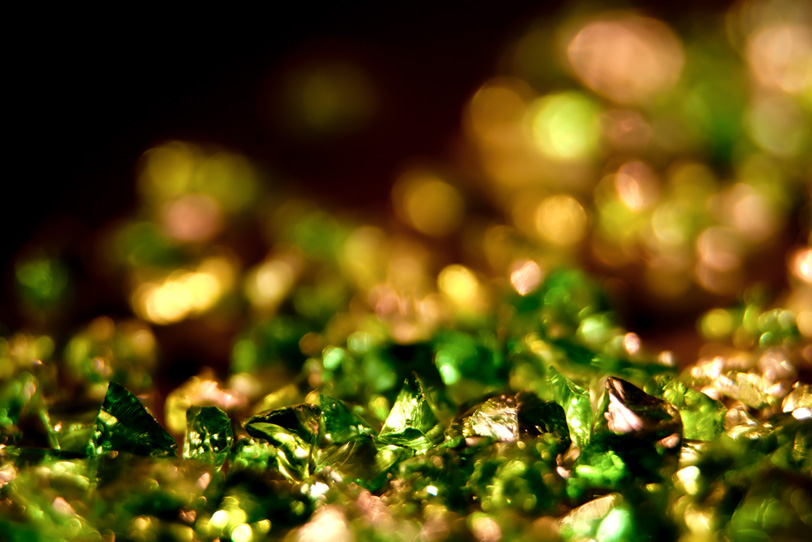 キラキラと輝くグリーンとゴールドの光の写真画像
