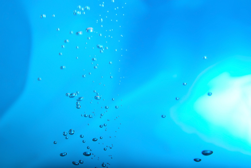 水中の泡と差し込む光の写真画像