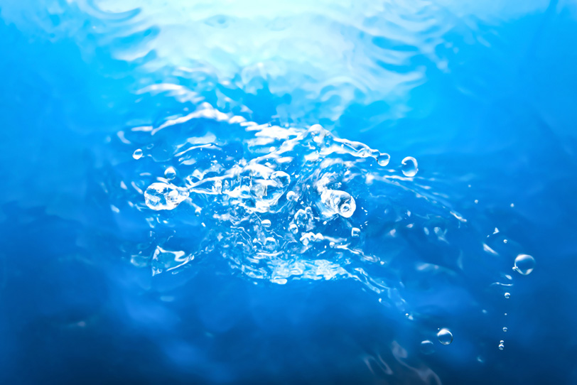 水面から飛び散る水滴の写真画像
