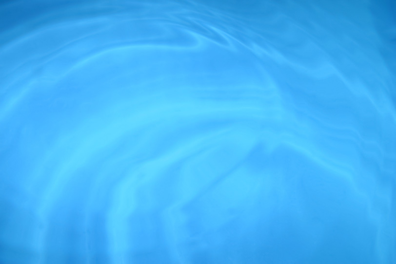 水面の青いグラデーションの写真画像