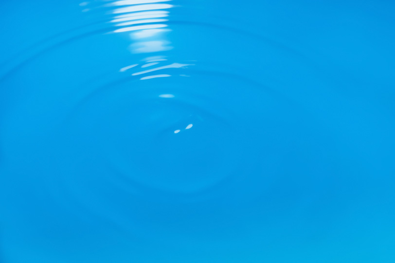 揺れる青い水面のテクスチャの写真画像