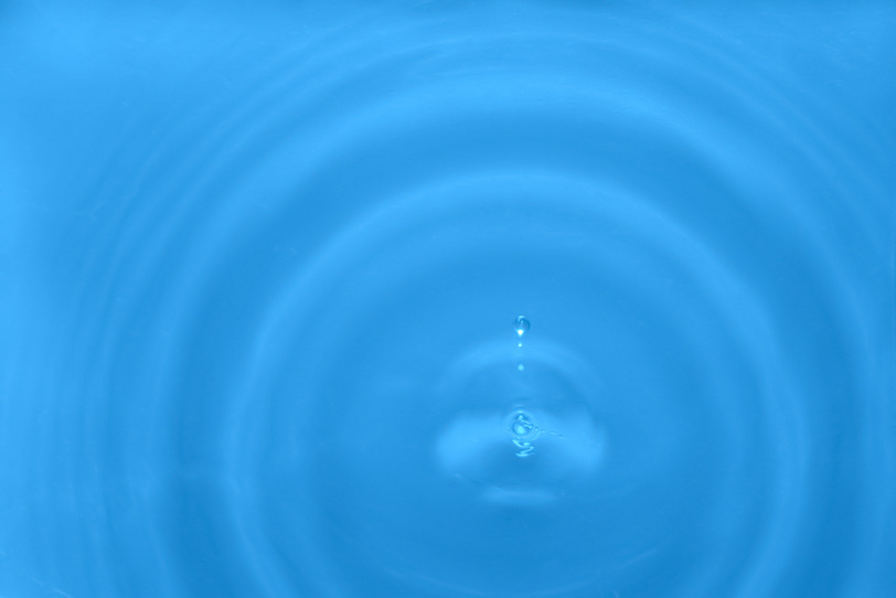 水滴と広がる大きな波紋の写真画像