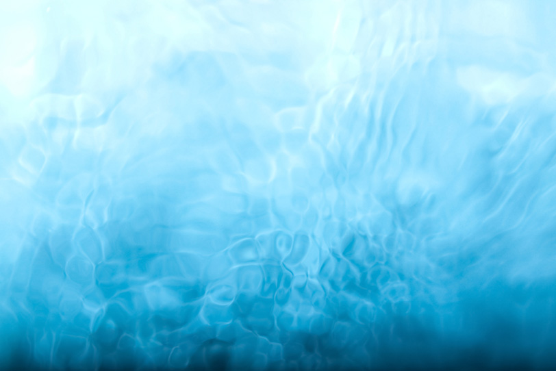 青く透き通った水のイメージの写真画像