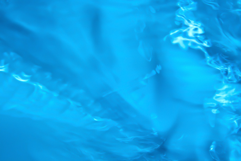 大きく揺れる青い水の写真画像