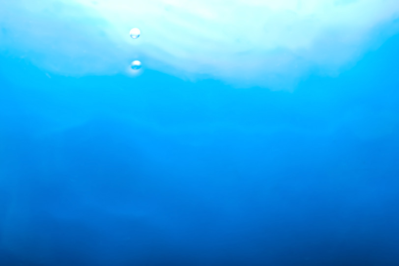 綺麗な青い水の写真画像