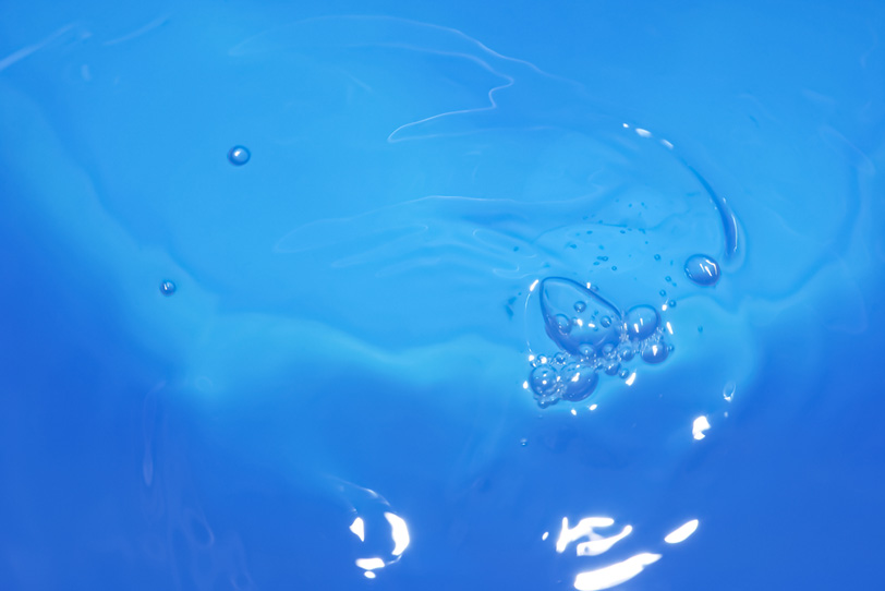 綺麗な青い水の写真画像