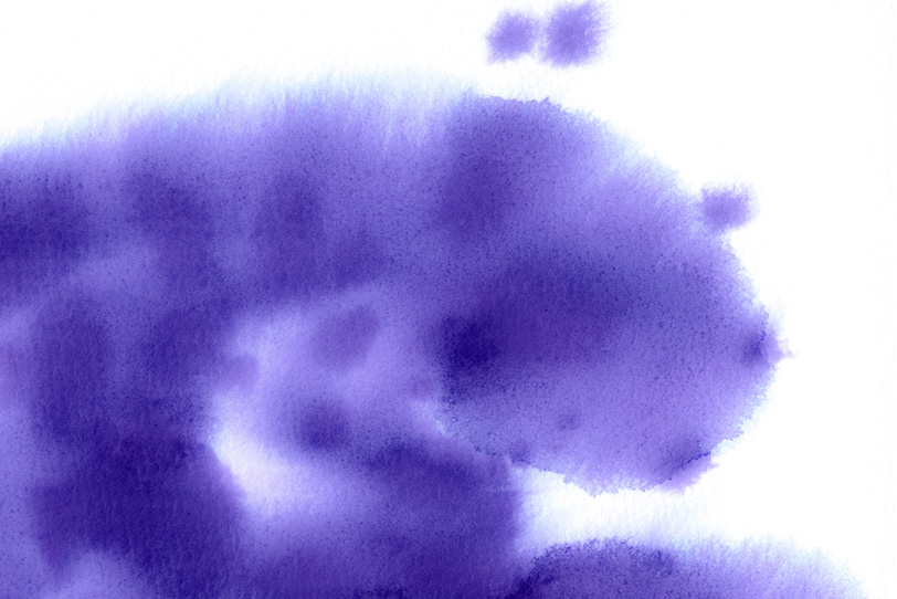 紙に滲む紫色の水彩テクスチャの写真画像