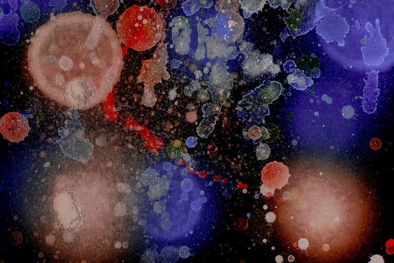 夜空に浮かぶ花火の様な水彩ペイントの写真画像
