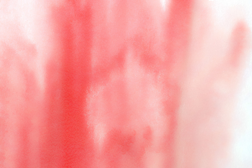 柔らかくボケる赤色の水彩背景の写真画像