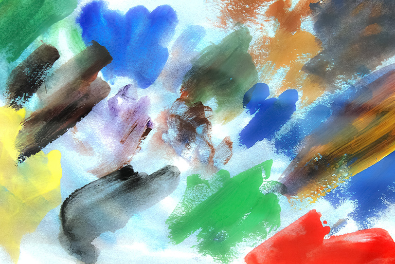 筆で薄く塗った多色の水彩絵具の写真画像