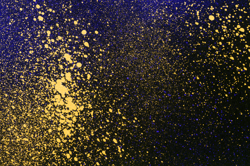 暗い背景に輝くゴールドの飛沫 の画像 写真素材を無料ダウンロード 背景フリー素材 Beiz Images
