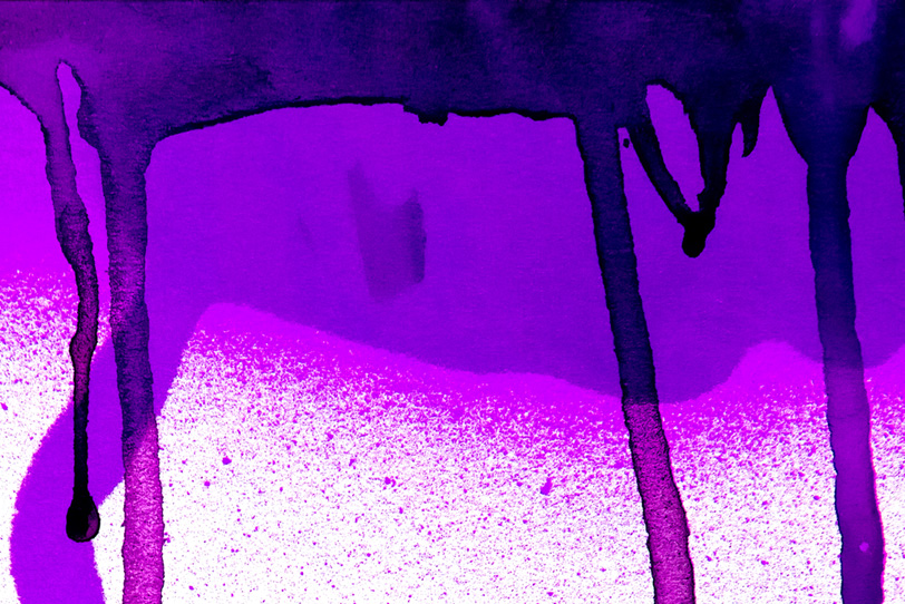 紫のスプレー塗料が滴り落ちる紙の写真画像