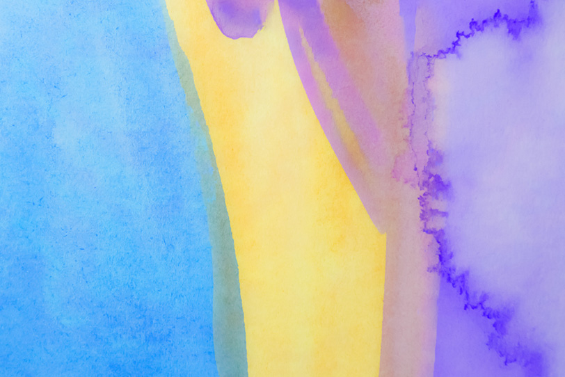 青黄紫の絵具を薄く塗った背景の写真画像