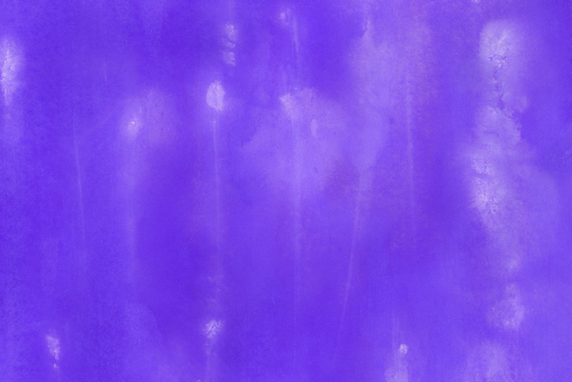 にじみと筋がある紫の水彩模様の写真画像