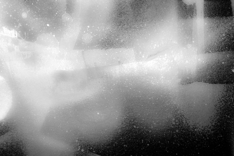 白いスプレーペイントの黒背景の写真画像