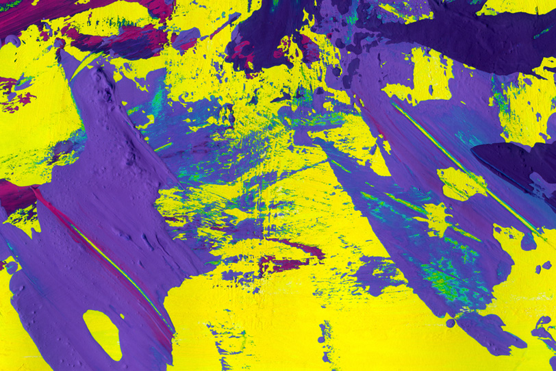黄色背景に紫の絵具が掠れる壁紙