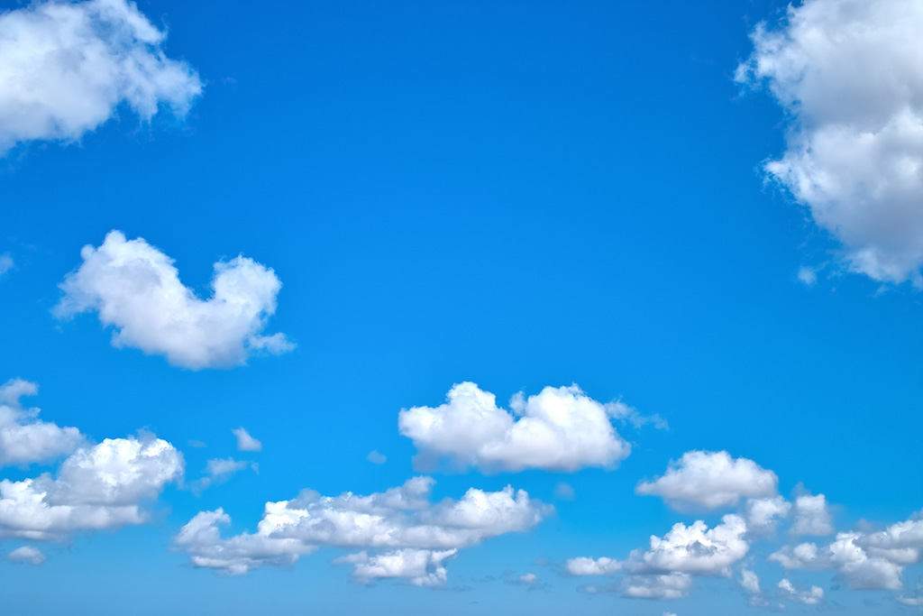 雲が連なる綺麗な青空の背景（空 壁紙の背景フリー画像）