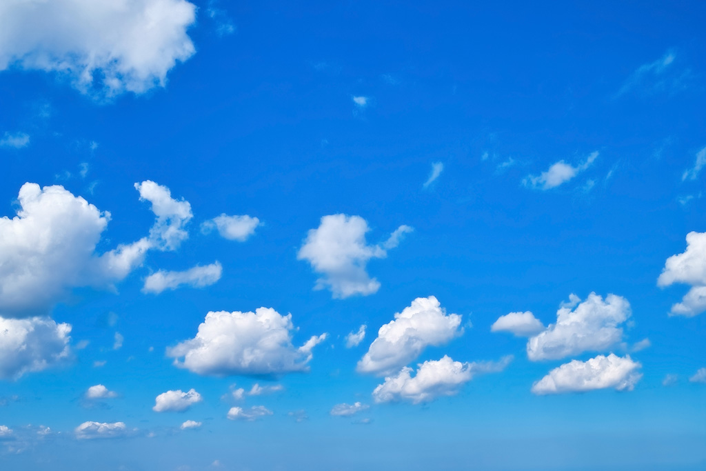 雲が漂う爽やかな青空の素材（空 写真の背景フリー画像）