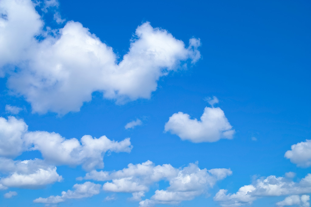 綿雲が浮かぶ穏やかな空の風景（空 写真の背景フリー画像）