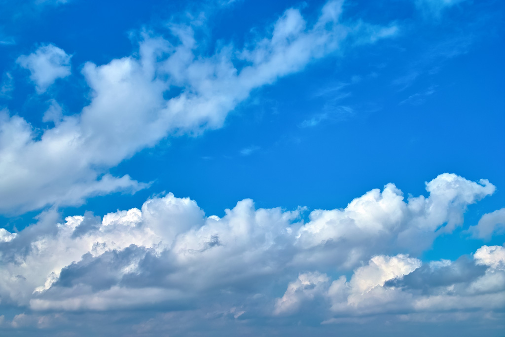 大きな雲が流れる空の背景（空 夏の背景フリー画像）