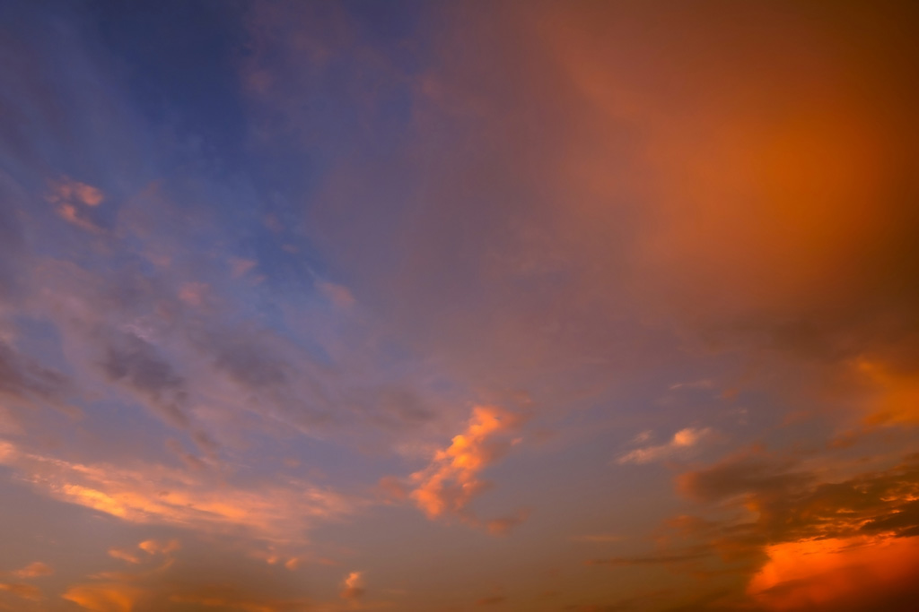 夕焼け雲が濃紺の空に映える背景（空 写真の背景フリー画像）