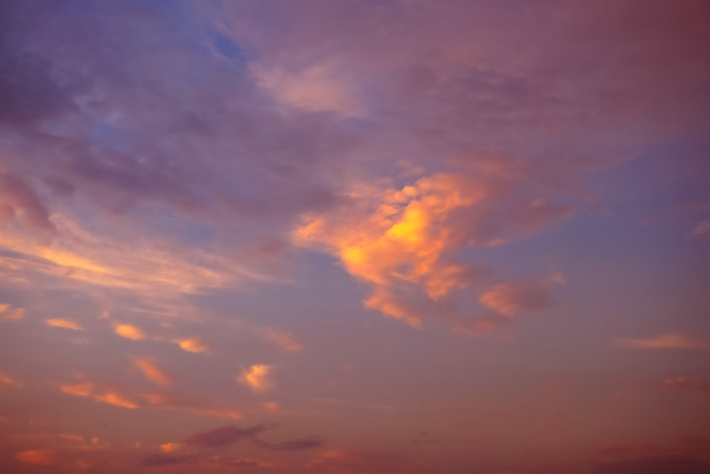 オレンジ色の雲が浮かぶ夕焼け空の素材（空 おしゃれの背景フリー画像）