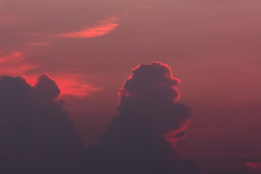 雲のシルエットを照らす夕焼けの光の背景（空 綺麗の背景フリー画像）