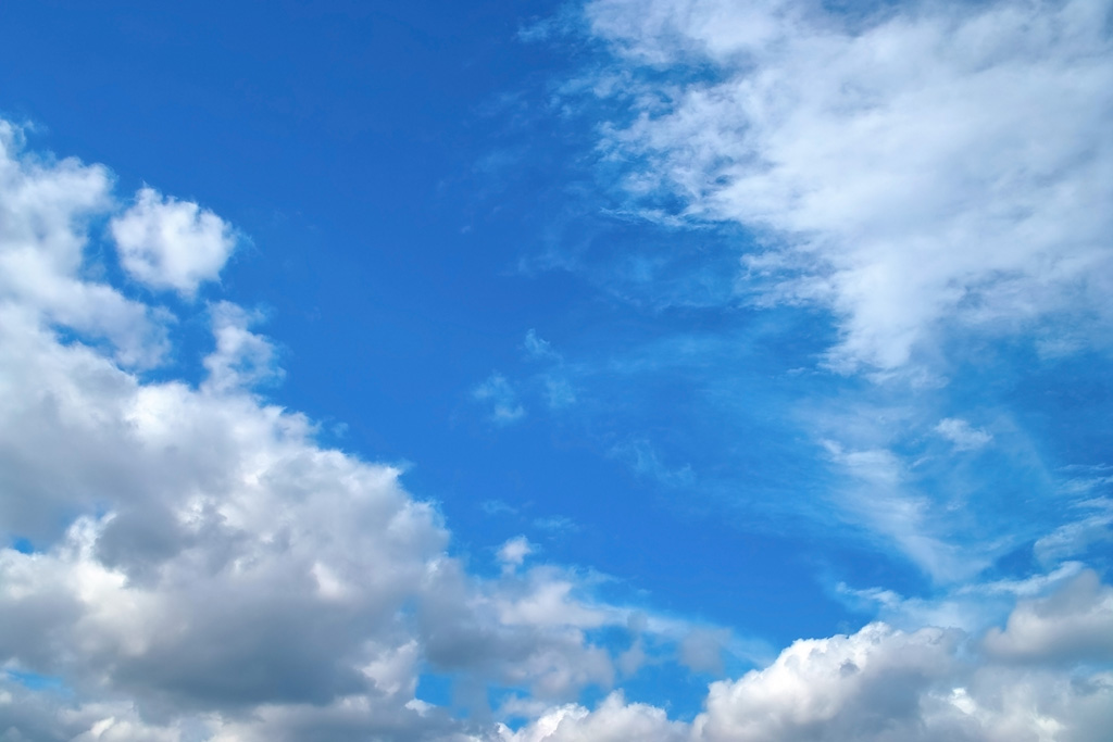 壮麗な雲が飾る広大な空の背景（空 壁紙の背景フリー画像）
