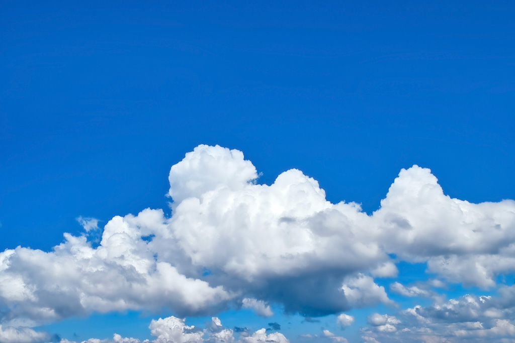 夏の青空に積乱雲が連なる風景（空 綺麗の背景フリー画像）