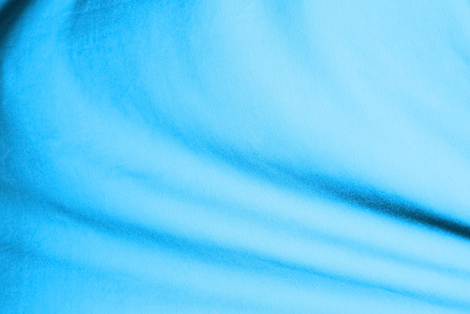 水流のような涼し気な青い布の背景（布 写真の背景フリー画像）