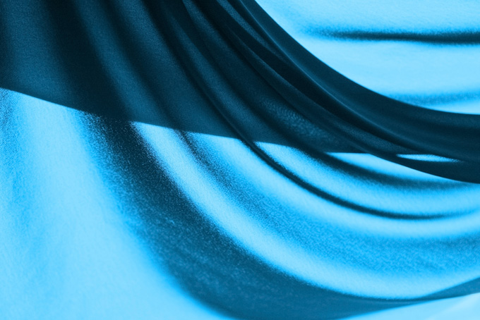 薄い青の生地の重なりのテクスチャ（布 背景のフリー画像）
