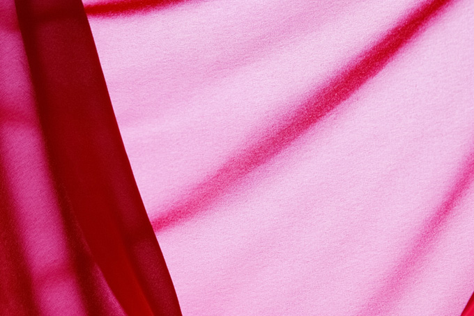 春を感じる華やかなピンクの布の画像（布 綺麗の背景フリー画像）