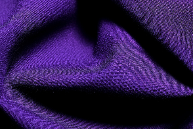 紫色の布が織りなす和風イメージ背景（布 生地の背景フリー画像）