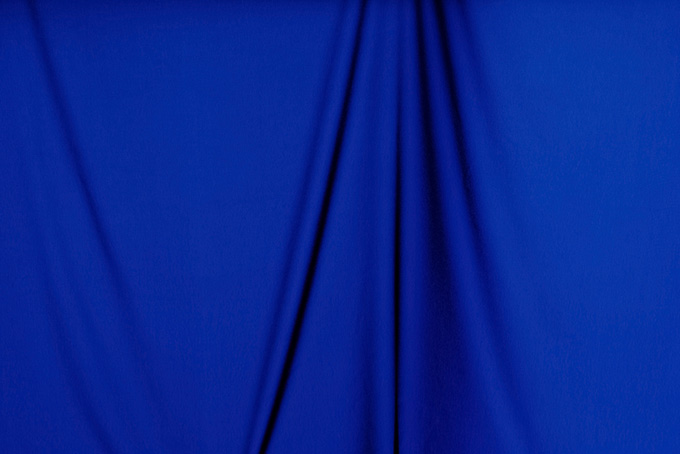 垂れ下がった濃紺の布素材（布 背景のフリー画像）