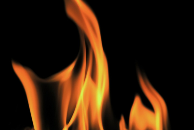 ユラユラと燃ゆる火の写真（背景 炎 画像の背景フリー画像）