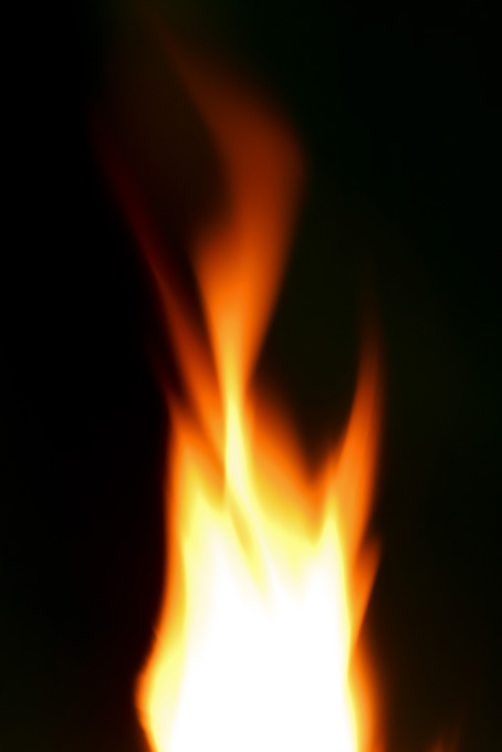暗闇に燃え上がる火柱（背景 火 画像の背景フリー画像）