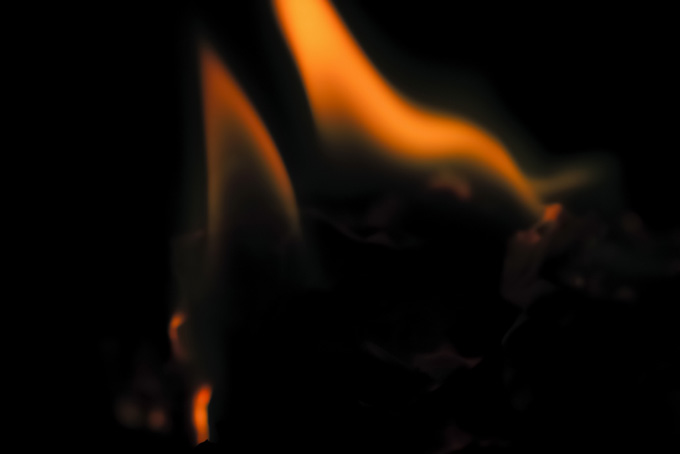 焼け跡に僅かに残る火のテクスチャ（背景 炎 画像の背景フリー画像）