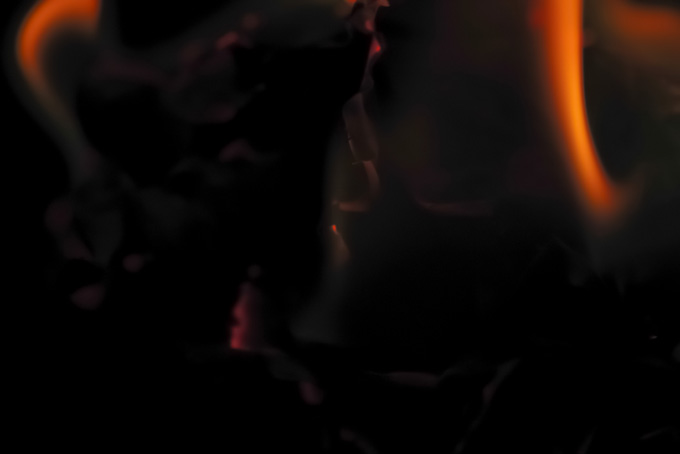 灰の中に残る赤い炎のテクスチャ（背景 炎 画像の背景フリー画像）