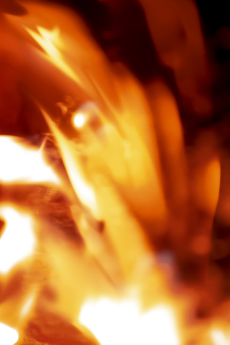 爆発する様に飛び散る炎（火 素材の背景フリー画像）