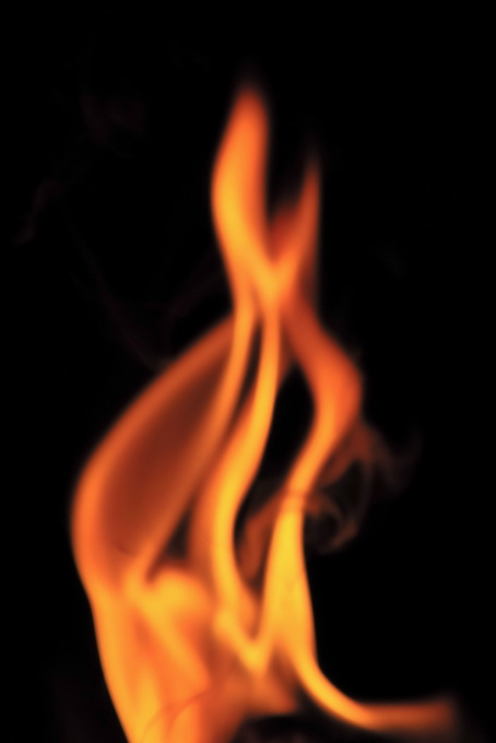 真っ赤に燃え立つ火（火 素材の背景フリー画像）