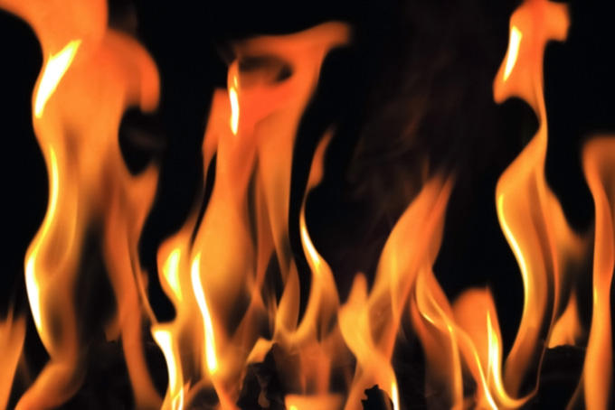 赤い炎のテクスチャ、火花を散らし燃える炎の背景、烈火のごとく燃える炎の画像など、高画質＆高解像度のテクスチャ素材を無料でダウンロード