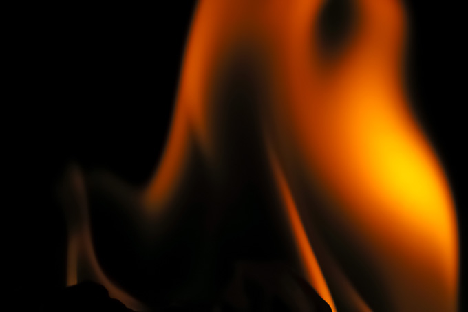 「火 素材」激しく燃える火のテクスチャ、勢いよく登る火の背景、暗闇に揺れる火の画像など、高画質＆高解像度のテクスチャ素材を無料でダウンロード
