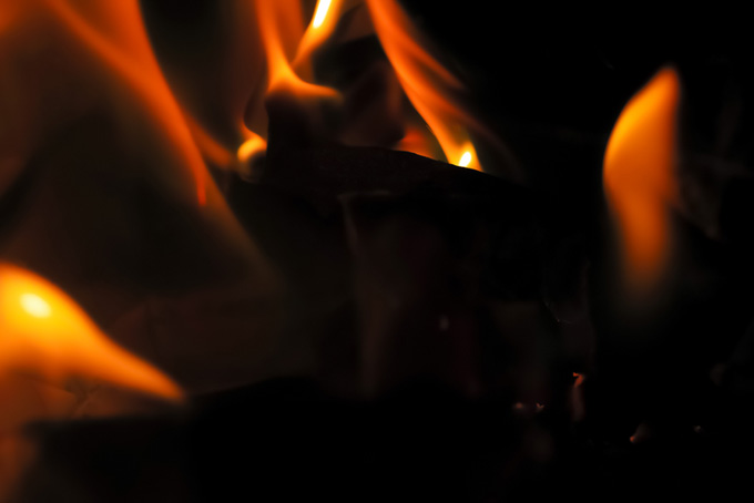 燃える炎（炎 テクスチャ 素材の背景フリー画像）