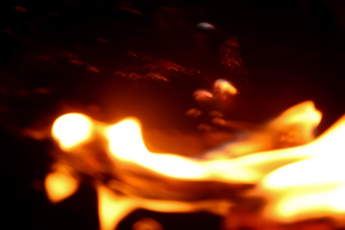 燃える炎（炎 テクスチャ 背景のフリー画像）