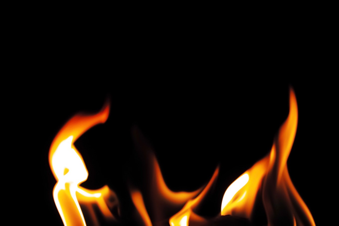 燃える火（炎 素材の背景フリー画像）
