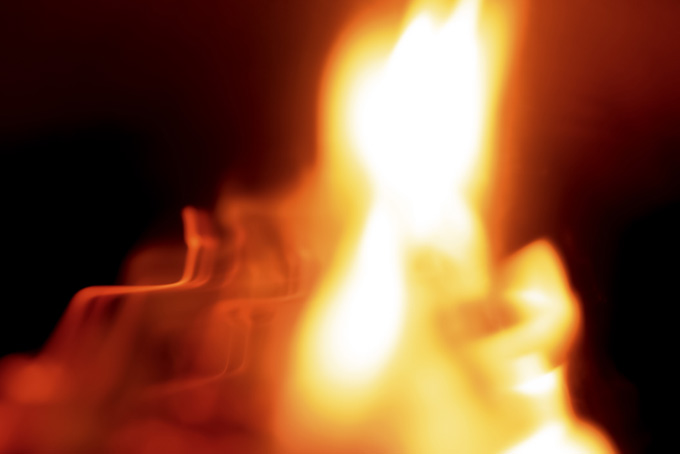 燃える火（炎 素材の背景フリー画像）