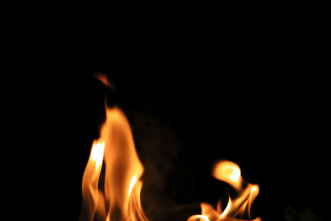 燃える火（炎 壁紙の背景フリー画像）